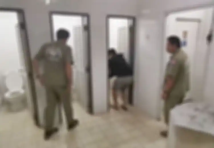 Terdengar Tangisan dari Toilet Kantor Polisi, Ternyata Ada Bayi Berlumur Darah di Dalamnya