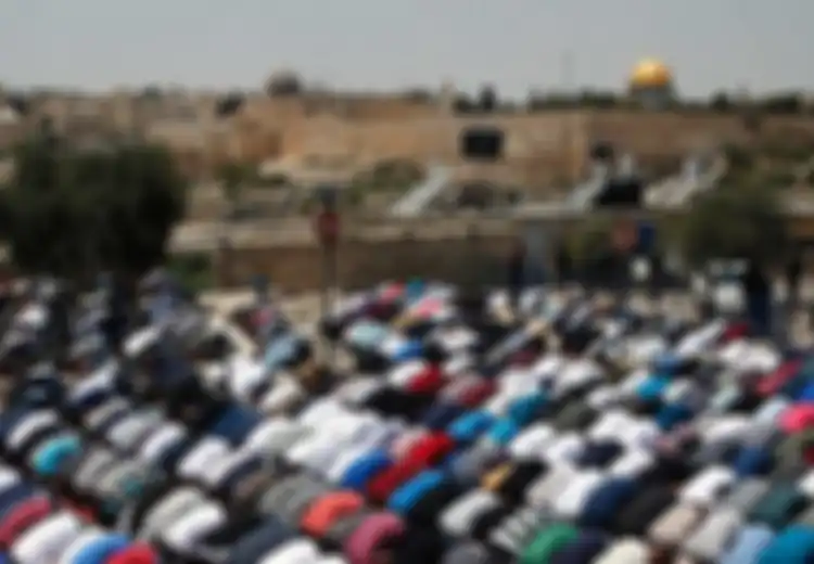 Ketika 40.000 Warga Palestina Melaksanakan Sholat Jumat di Tengah Pengamanan Militer Israel
