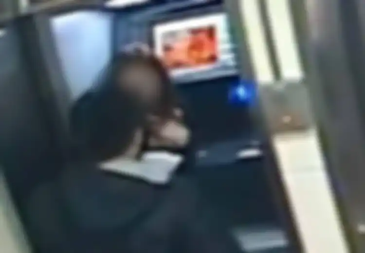 Setelah Rampas Uang dari Korban, Perampok Ini Justru Kembalikan Uang Tersebut Saat Melihat Saldo ATM-nya