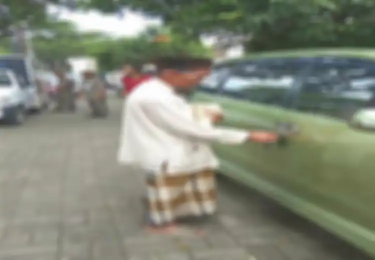 Seorang Pria yang Diduga Pengemis Kepergok Pulang Bawa Mobil Sendiri, Bagaimana Kebenarannya?