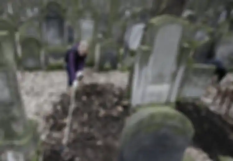 Seorang Wanita Alami Trauma Akibat Terisap ke Dalam Makam Ibunya Ketika Sedang Melakukan  Ziarah