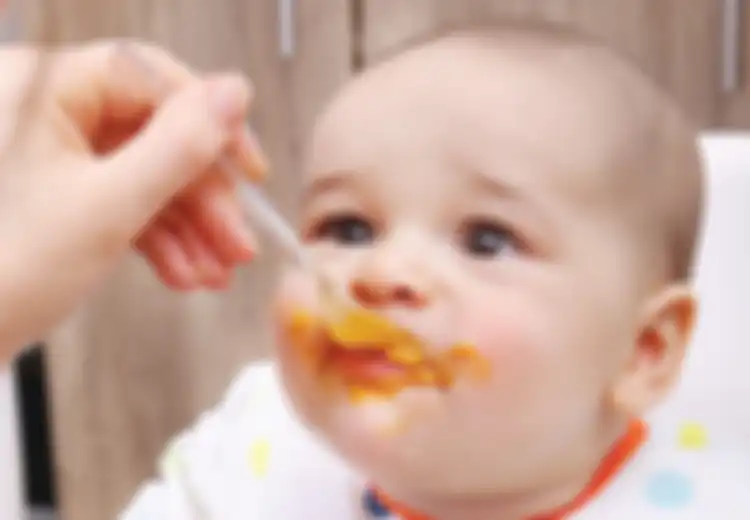 Sebenarnya Bolehkah Bayi Diberi Makanan Padat? Ini Jawaban Dokter Anak