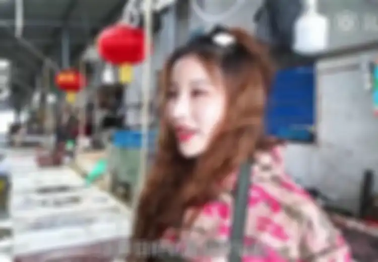 Disebut Memiliki Paras Cantik Layaknya Artis, Gadis Penjual Ikan Ini Berikan Jawaban yang Bikin Bangga