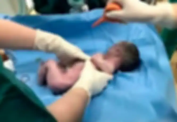 Ketika Dokter Menyerah Menyelamatkan Nyawa Bayi Ini, 1 Jam Kemudian Hal Ajaib Terjadi