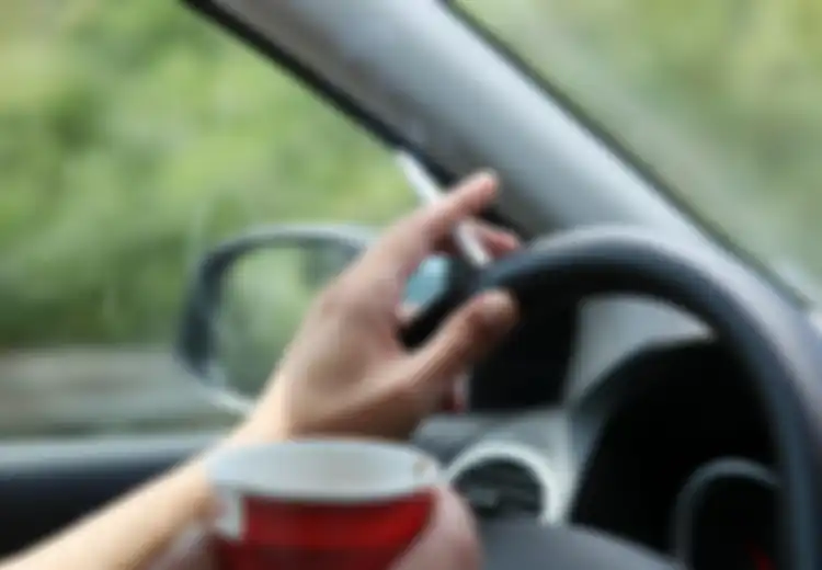 Ingat! Jangan Pernah Merokok Saat Berkendara, Selain Tak Sehat, Anda Juga Terancam Denda Rp750 Ribu