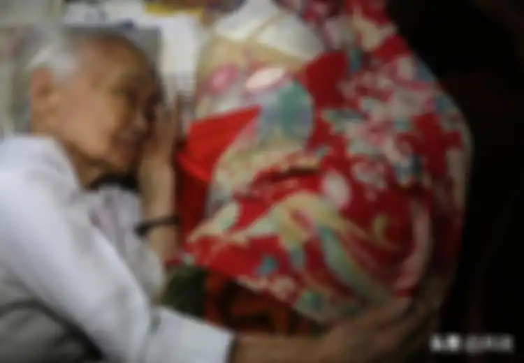 Sambil Menitihkan Air Mata, Nenek Usia 94 Tahun Ini Terus Pegangi Baju Tentara Jepang Setiap Menjelang Tidur, Tak Disangka Kisah di Baliknya Sangat Tragis 