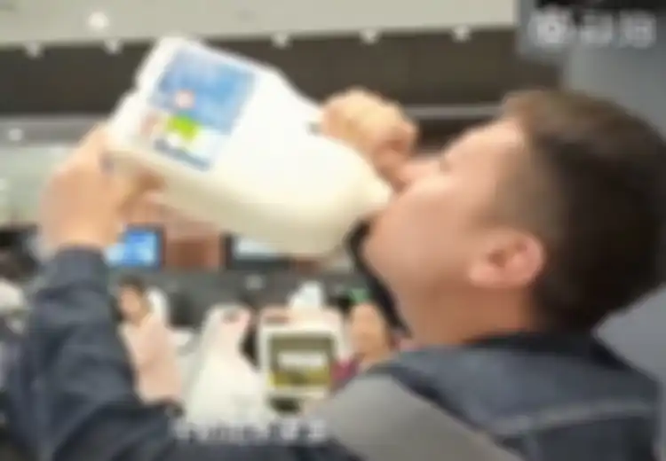 Ada Larangan Bawa Cairan Lebih dari 500 Mililiter di Bandara, Turis Ini Nekat Menggenak 2,5 Liter Susu