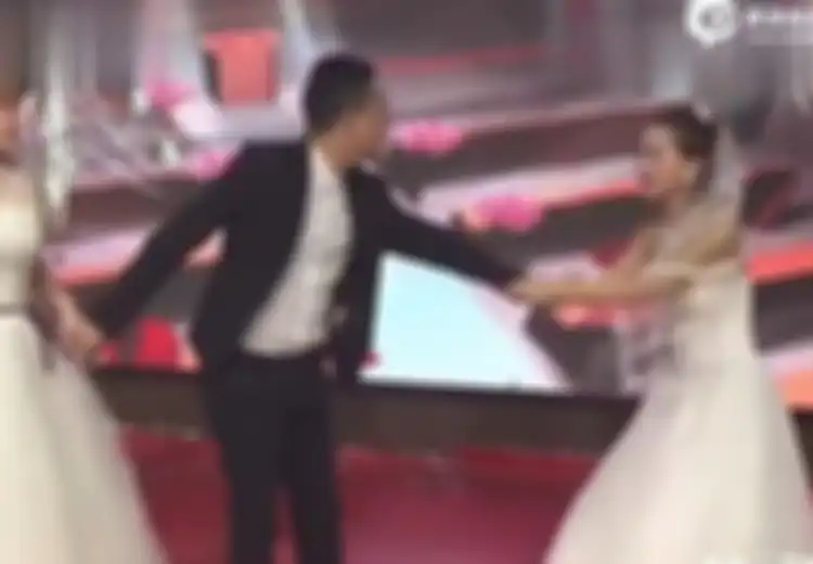 Kacau Balau, Mantan Pacar dari Mempelai Pria Datang ke Pesta Pernikahan, Pakai Gaun Pengantin, dan Minta Balikan sampai Berlutut, Buat Mempelai Wanita Langsung Turun dari Panggung