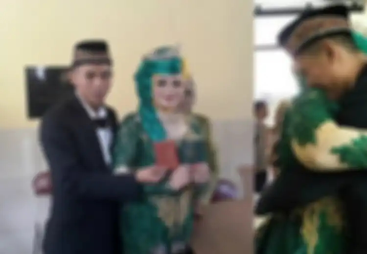 Pasangan Ini Terpaksa Menikah di Kantor Polisi Setelah Terhalang Restu Ibu Sang Mempelai Pria