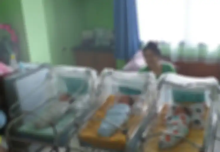 Setelah Menunggu Selama 15 Tahun, Pasangan Suami Istri Ini Akhirnya Dikaruniai 3 Bayi Kembar Sekaligus