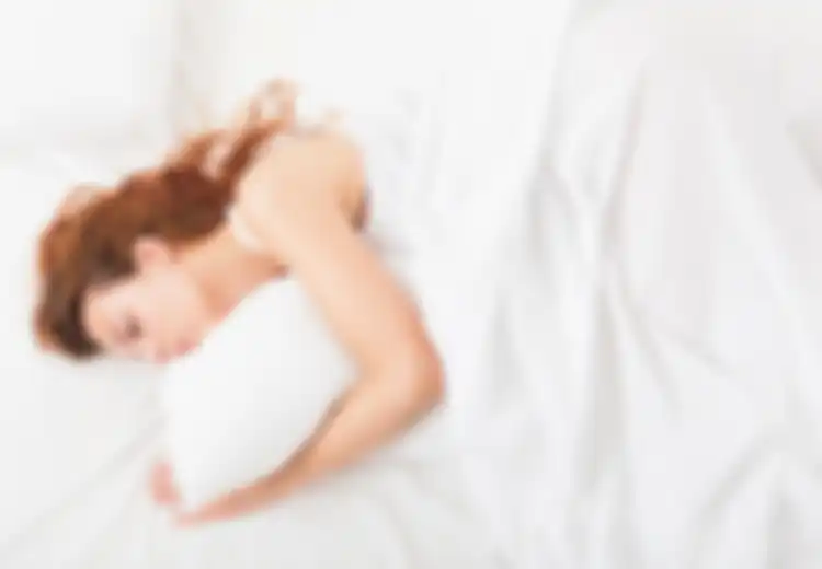 Tidur Sambil Memeluk Guling Malah Sehat Lho, Berikut 5 Manfaatnya!