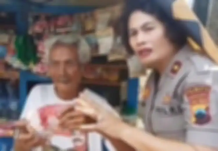 Ditipu Uang Palsu Rp400 Ribu dari Pembeli, Pedagang Lansia Ini Dapat Uang Ganti dari Kapolsek Jebres Solo 