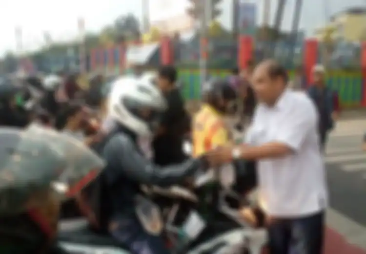 Indahnya Toleransi, saat Umat Kristiani di Depok Bagi-bagi Takjil Gratis di Bawah Hujan Rintik