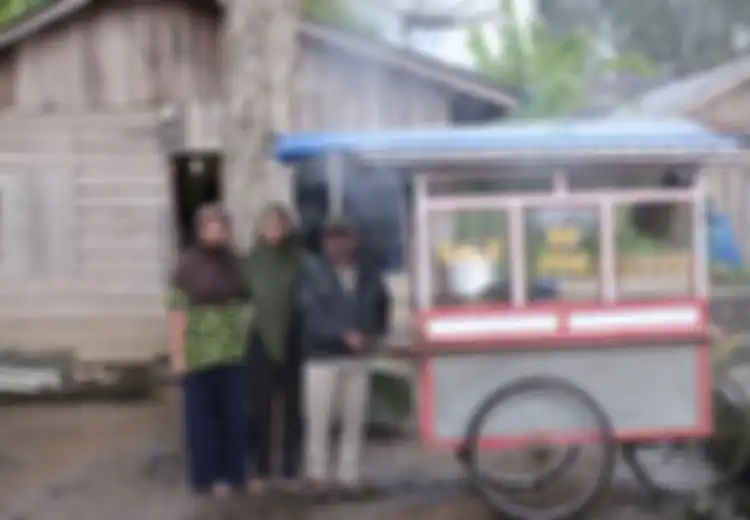Kisah Suami-Istri Penjual Sate Padang yang Kuliahkan Anak Mereka Hingga ke Perguruan Tinggi, Salah Satunya ke UGM