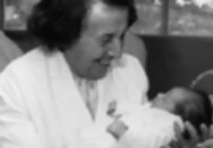 Ketika Dokter Asal Yahudi Pertaruhkan Nyawanya Untuk Selamatkan Nyawa Perempuan Lainnya di Kamp Nazi