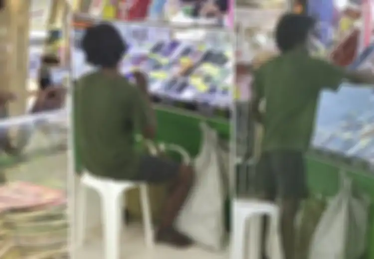 Berpakaian Lusuh Seperti Orang Gila, Pria Ini Lakukan Hal Mengejutkan Ketika Beli Ponsel di Konter