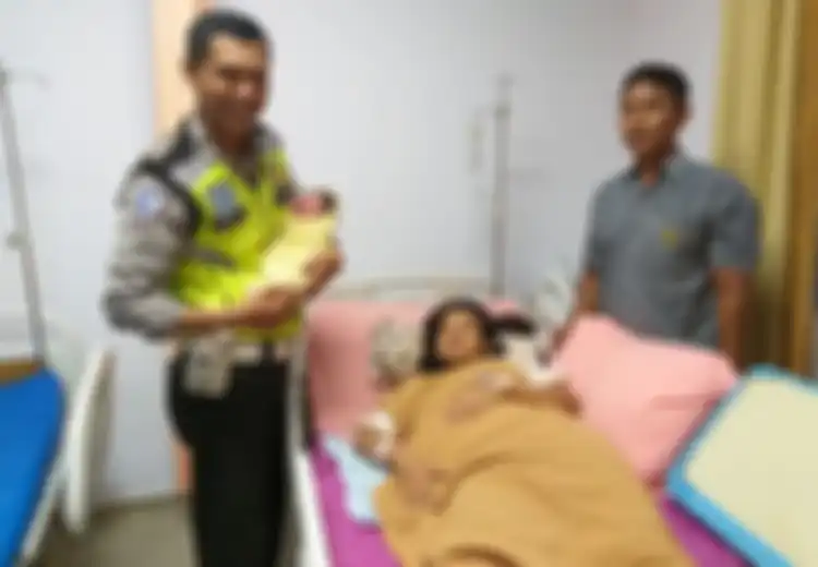 Ibu Hamil yang Akan Melahirkan Terjebak Macet, Polisi Lalu Lintas Beraksi Menyelamatkannya