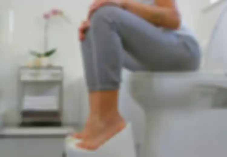 Benarkah Pijakan Kaki pada Kloset Duduk Bikin BAB Lancar? Yuk Cari Tahu!