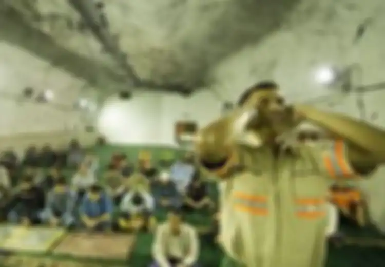 Menjalani Salat Tarawih dan Menikmati Buka Puasa Masjid 'Pintu Tempat Cahaya', Masjid Terdalam di Indonesia