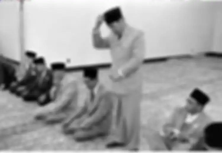 Kisah Bung Karno Pernah Jadi Sasaran Tembak Sniper Saat Salat Ied, Namun Digagalkan oleh 'Hal Ganjil' Ini