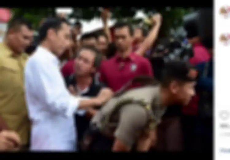 Viral Foto Ajudan Presiden Jokowi yang ‘Pinjami Punggung’ Untuk Jadi Bantalan Tanda Tangan, Pernah Dilakukan Soeharto dan SBY Juga