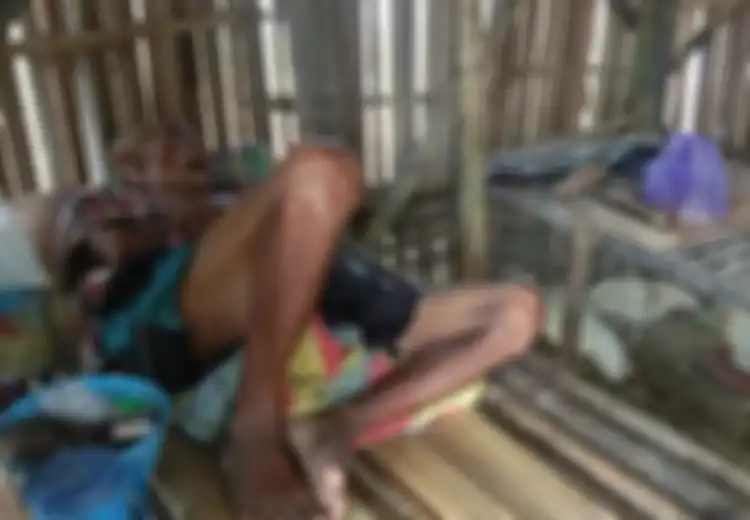 Beratapkan Daun Kering, Kakek Penderita Hernia Ini Tinggal Seorang Diri di Gubuk Pinggir Sungai