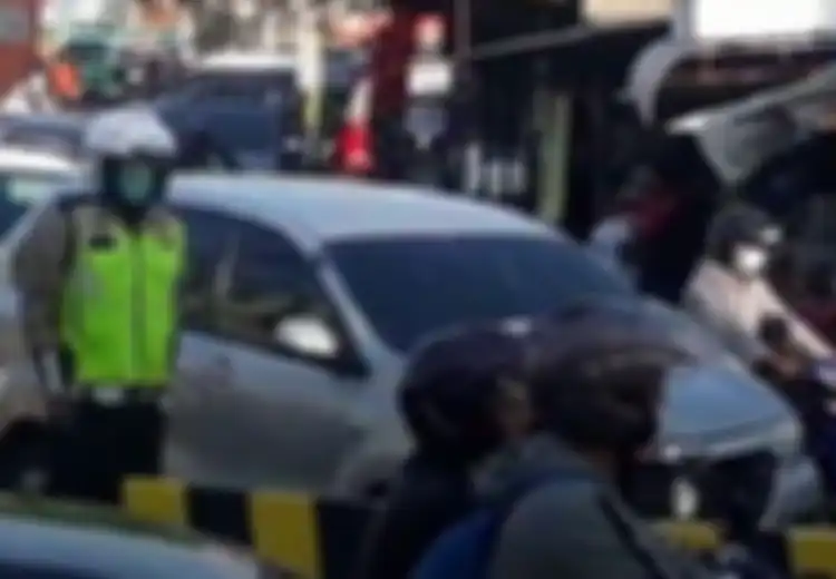 'Ditilang' Patung Polisi, Pengendara Bandel di Sidoarjo Pasrah dan Tak Berkutik Sambil Terima Surat Tilang