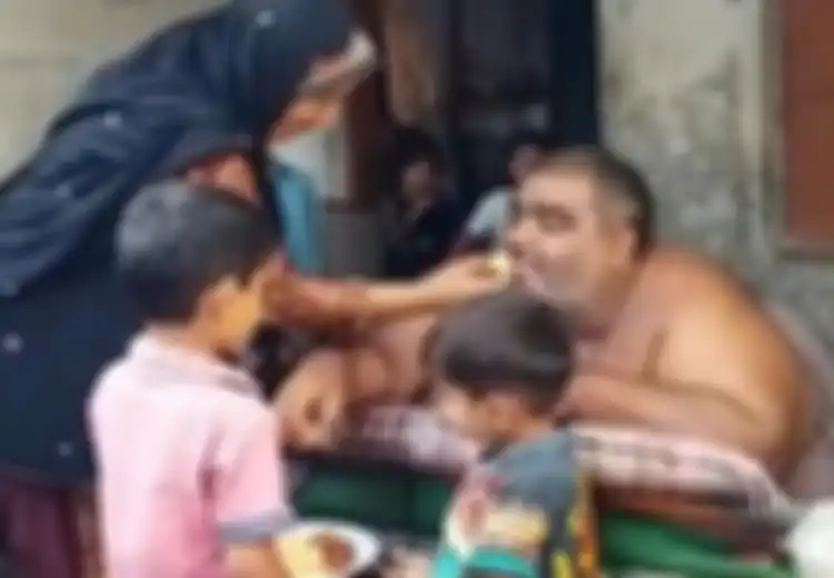 Tubuhnya Terlalu Besar, Pria Gemuk Ini Harus Harus Dikirim ke Rumah Sakit Menggunakan Pesawat Militer