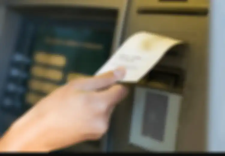 Selembar Kartu Struk ATM Ternyata Lebih Beracun Daripada Botol Plastik