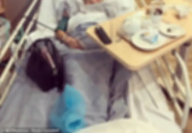 Awalnya Hanya Bisul di Mulut, Wanita Ini Kemudian Didiagnosis Sakit Kronis Hingga Perutnya Harus Dilubangi