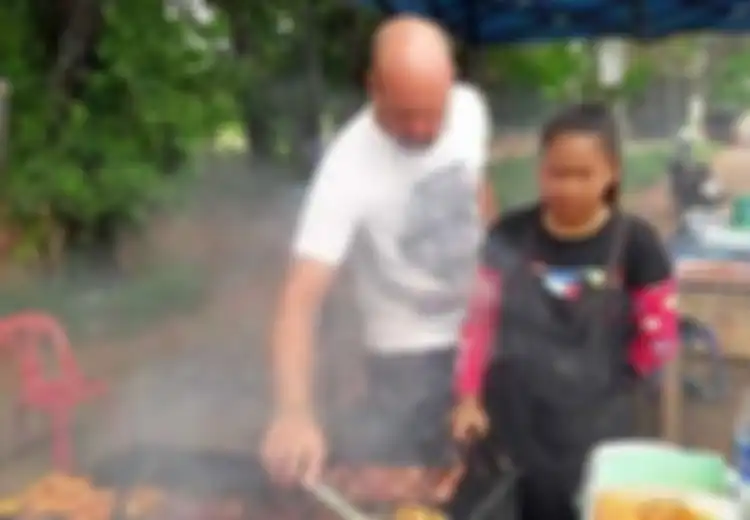 Dinikahi Pria Bule, Wanita Penjual Ayam Bakar Ini Terkejut Mengetahui Identitas Asli Suaminya Setelah Ditangkap Polisi