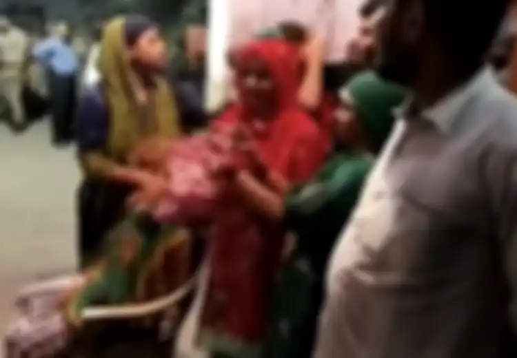 Wanita Ini Menyerahkan Kantong Plastik ke Kantor Polisi Sambil Menangis, Rupanya Ini Isi Kantong Tersebut