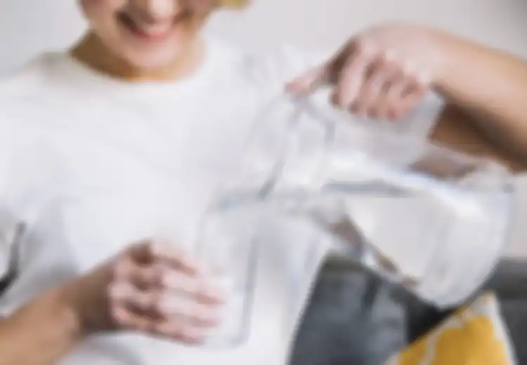 Minum Air di Pagi Hari Saat Perut Masih Kosong Memang Menyehatkan, Tapi Anda Perlu Perhatikan 3 Hal Ini