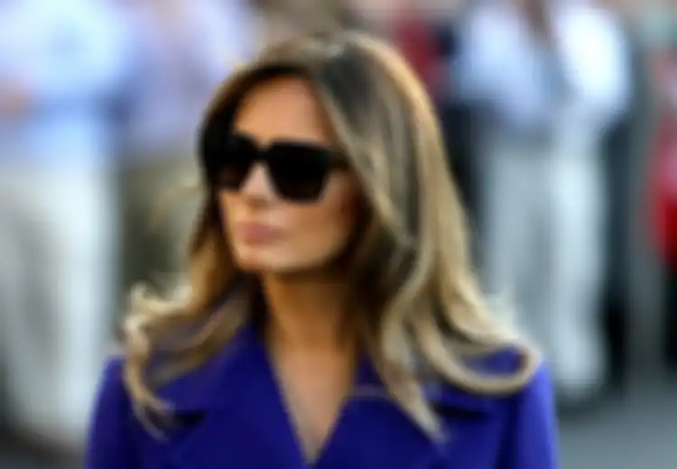 Mungkin Hanya Menjabat Sebagai Ibu Negara Amerika Serikat 1 Periode Saja, Tapi Deretan Penampilan Melania Trump Tunjukkan Selera Mode Kelas Atas di Catur Politik Internasional, Sulit Tertandingi