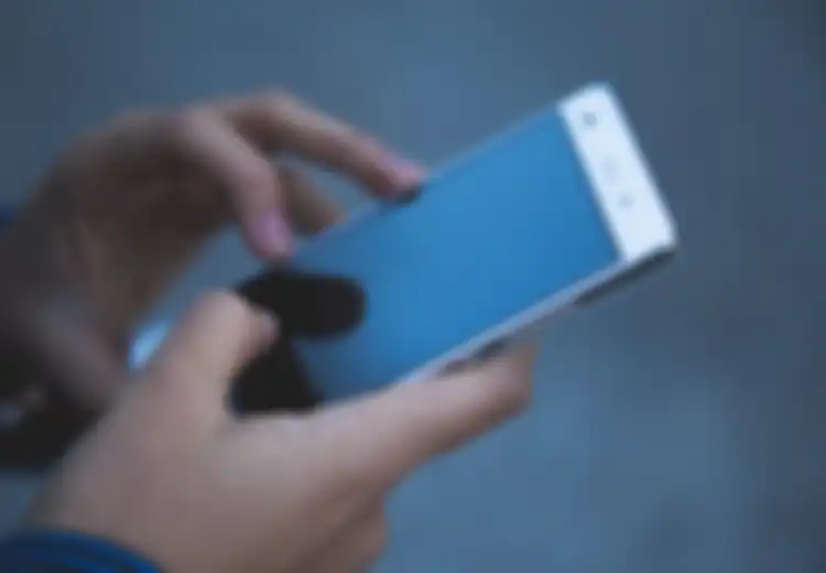 Sekali Lihat Bisa Tau Watak Seseorang, Ternyata Begini Cara Tau Karakter Seseorang Cuma Dilihat Dari Caranya Memegang Ponsel, Ini Penjelasnnya!