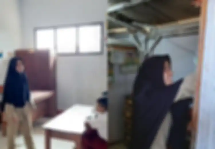 Gaji Kecil Setelah 15 Tahun Mengajar dan Tak Mampu Sewa Rumah, Guru Honorer di Pandeglang Tinggal di Toilet Sekolah