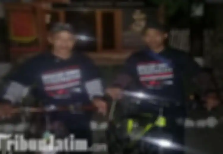 Dari Kediri ke Istana Negara, Dua Pria Ini Gowes Naik Sepeda Kayu dan Ingin Bertemu Jokowi