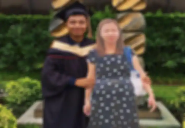Bayar Janji pada Sang Ibu, Mahasiswa Ini Bawa Styrofoam Gambar Ibunya di Acara Wisuda