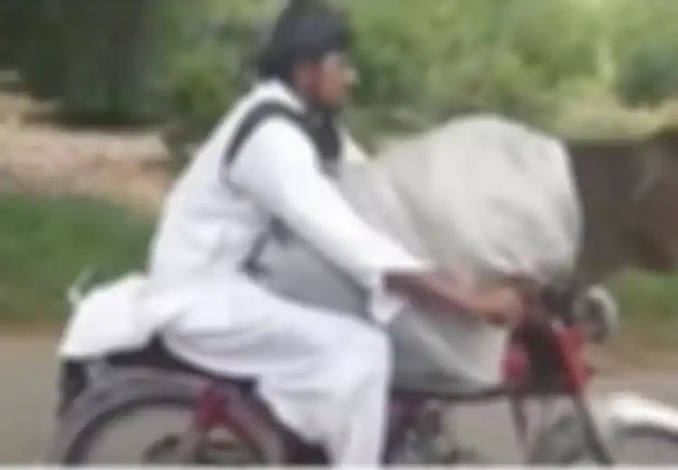 Pria Ini Rela Jadi Tontonan saat Bonceng Sapi dengan Sepeda Motor, Ternyata Alasannya Sungguh Lucu