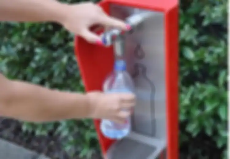 IPeduliTubuhmu: si Ulang Botol Plastik Kemasan Air Minum Memang Ramah Lingkungan, Tapi Sebaiknya Anda Hentikan Kebiasaan Itu Sekarang Juga
