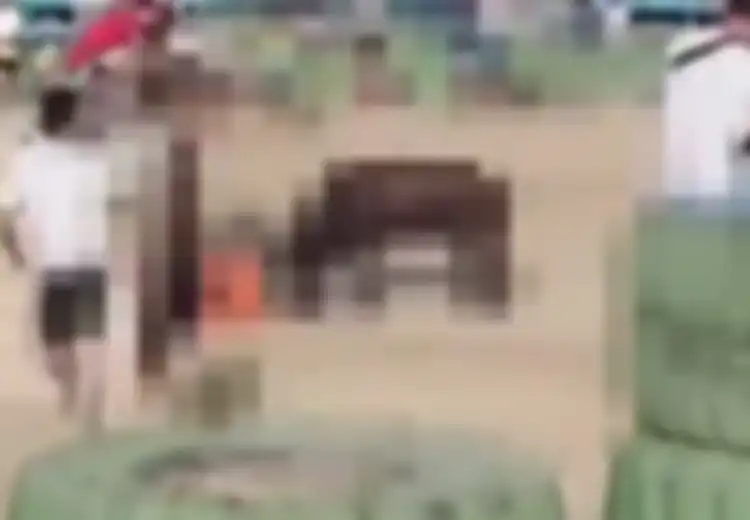 (Video) Ditanduk Anak Banteng Saat Festival, Seorang Pria Alami Robek di Bagian Ini Hingga Membuatnya Kehabisan Darah