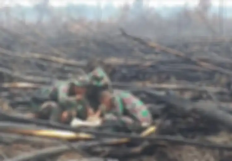 Suka dan Duka Para Prajurit TNI yang ‘Berperang’ Melawan Kebakaran Hutan, Makan Seadanya dan Sulit Berkomunikasi dengan Keluarganya