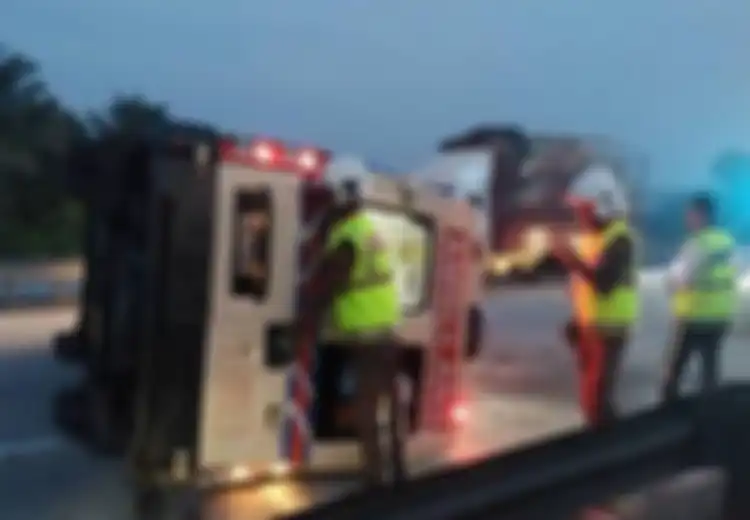 Kecelakaan Maut, Sebuah Ambulans Terbalik, Pengemudi dan Pasien yang Akan Dibawa ke Rumah Sakit Tewas di Tempat Kejadian