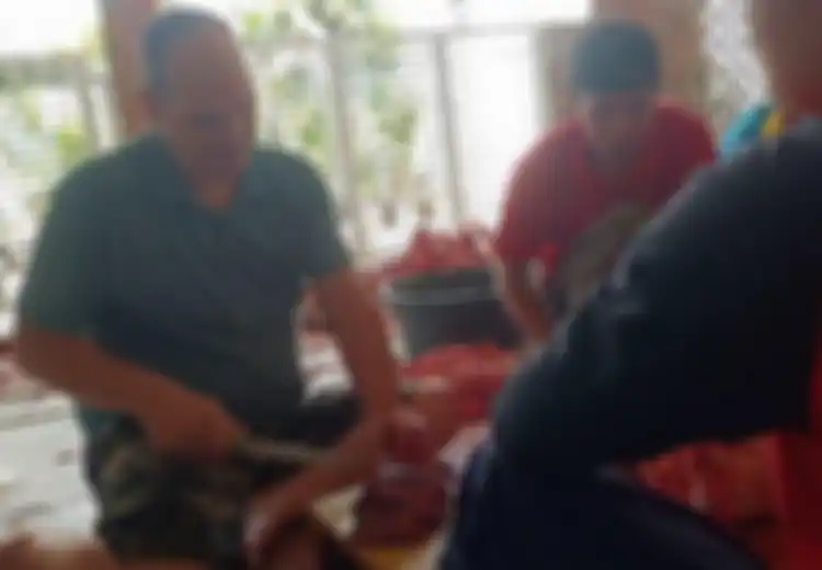 Ikut Potong Daging Kurban Bersama Warga, Bule Ini Jadi Sorotan Publik, Siapakah Dia?