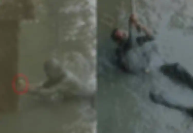 Seorang Pria Nekat Terjun Ke Laut Berlumpur Demi Sebuah Meteran, Ada Kisah Haru di Baliknya