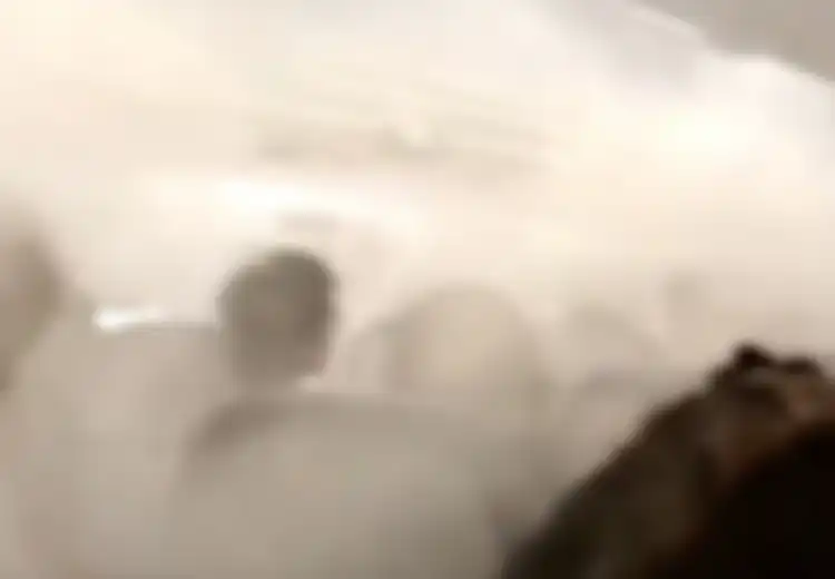 Penumpang Cemas Saat Kabin Pesawat Dipenuhi Kabut Tebal, Petugas Justru Buat Lelucon yang Membuat Orang Semakin Bingung