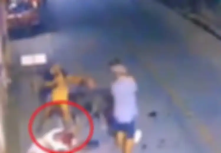 Diserang Sekelompok Pemuda di Jalanan dengan Tongkat Berpaku Hingga Hampir Buta, Seorang Turis Justru Dijebloskan ke Penjara