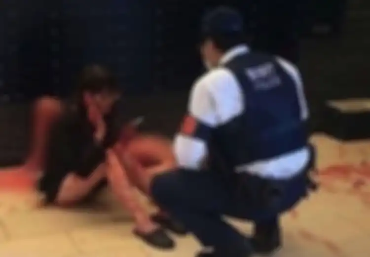 Bak Psikopat, Wanita Ini Duduk Santai Sambil Merokok dengan Tubuh Berlumuran Darah, Kisah di Baliknya Mengerikan!