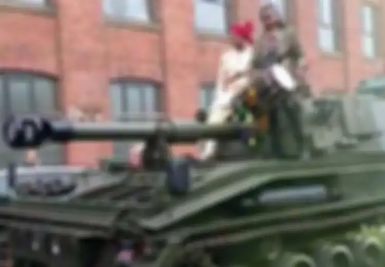 Dramatis dan Buat Ratusan Orang Terpana, Putra Pengusaha Ini Naik Tank Tentara ke Pernikahannya, Lihat Tariannya!