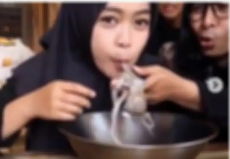 Makan Gurita Hidup, Konten YouTube Ria Ricis Tuai Kritikan: Bagaimana Sains Jelaskan Perasaan Gurita Saat Dimakan Hidup-hidup?
